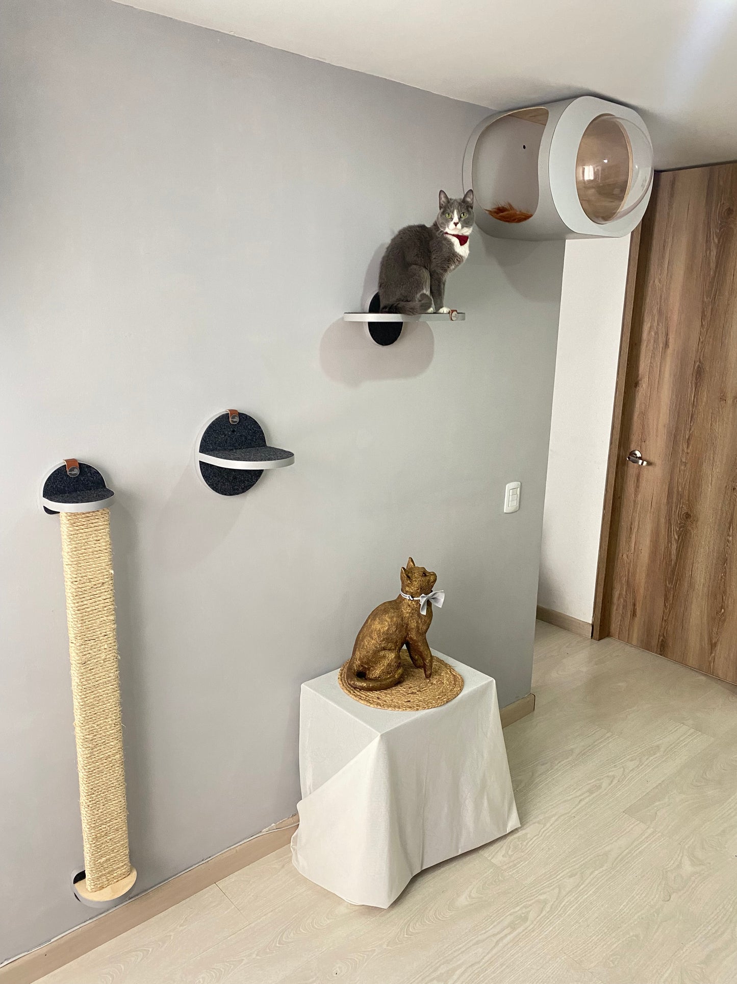 Gimnasio - ÉLITE - GRIS - 1 Cueva Flotante OVALADA + 1 Rascador Grande 116cm + 1 Repisa 20cm + 1 Repisa 40 cm
