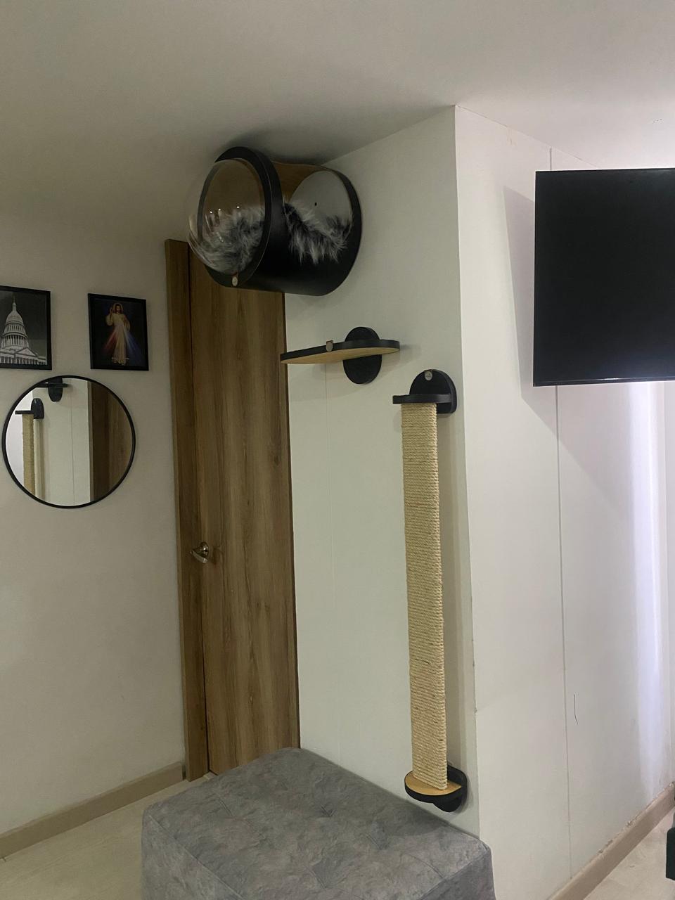 Gimnasio - URBAN - NEGRO - Cueva 1 Flotante REDONDA + Rascador Grande 116cm + Repisa 40cm